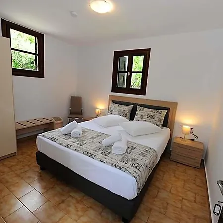 & Castle View אתר קמפינג מישטראש