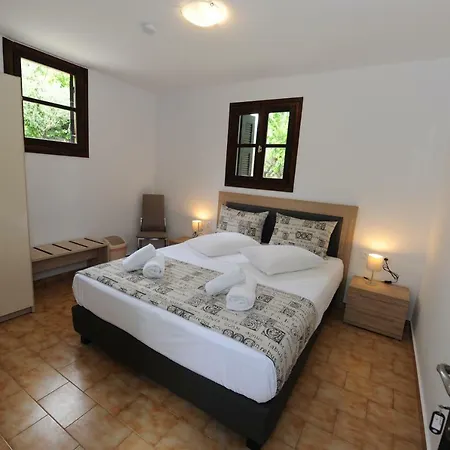 & Castle View Μυστράς