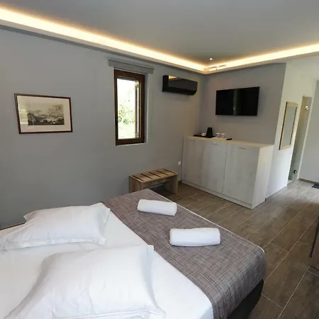 & Castle View Μυστράς