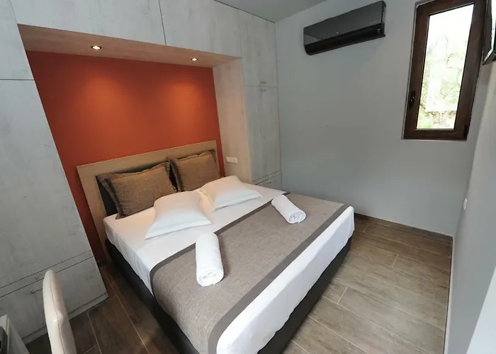 & Castle View Camping 4*